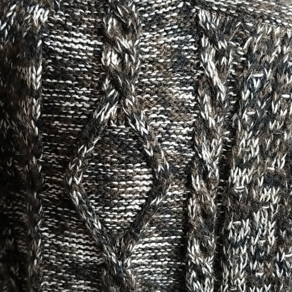 Women's Large Shortsleeved Cable Knit Cardigan - Picture 7 of 9